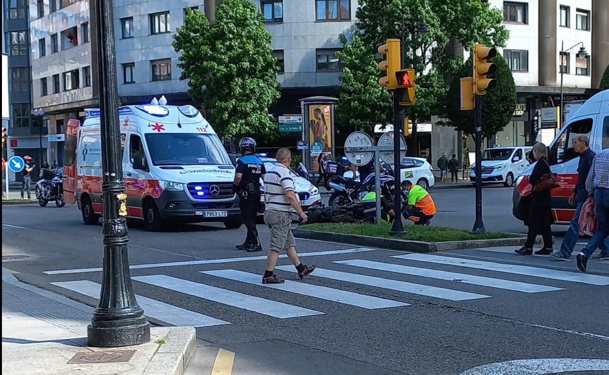 Sanitarios y Policía Local tras el atropello en Puerta de la Villa. 