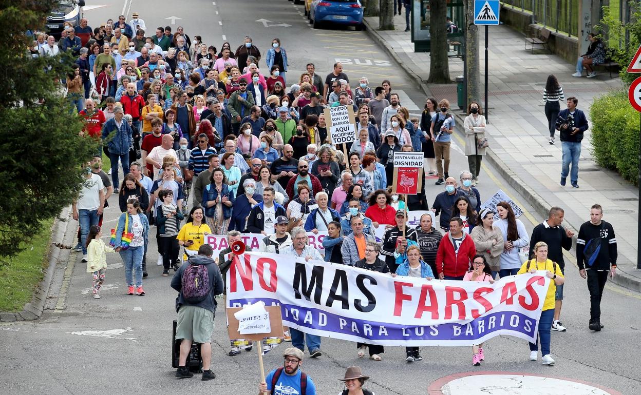 Un centenar de personas siguieron la manifestación por las calles del barrio de Ventanielles reclamando caso al Ayuntamiento. 