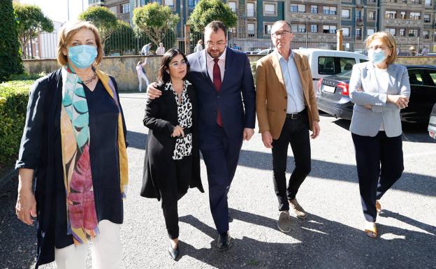 Carolina Darias y Adrián Barbón, en el centro, a su llegada a Avilés.