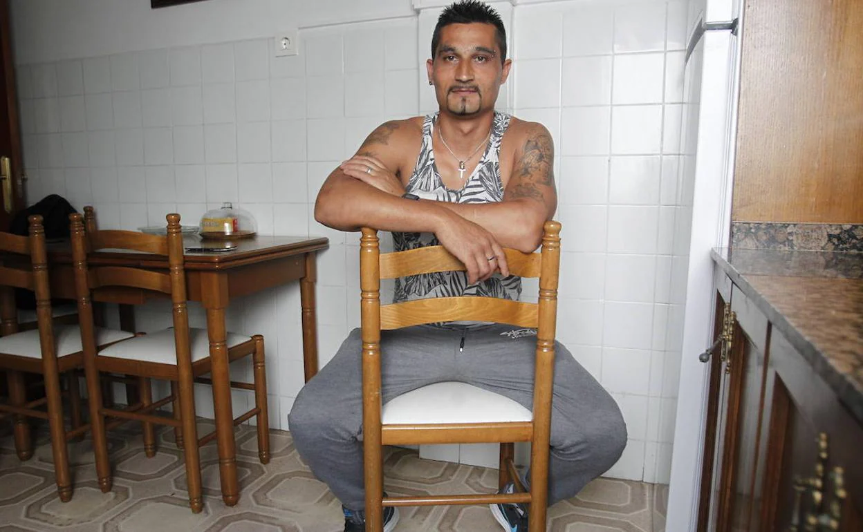 Gonzalo Montoya en su casa, tras cumplir la condena que tenía cuando fue dado por muerto. 