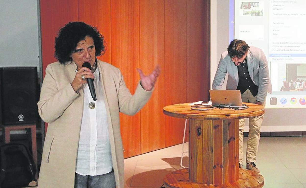 La consejera de Cultura, Berta Piñán, y Pablo DeSoto, ayer, durante la presentación del plan estratégico del centro de arte 2022-2027, a la que también acudió el concejal de Cultura del Ayuntamiento de Gijón, Manuel Vallina, en representación del Patronato de la Fundación. j