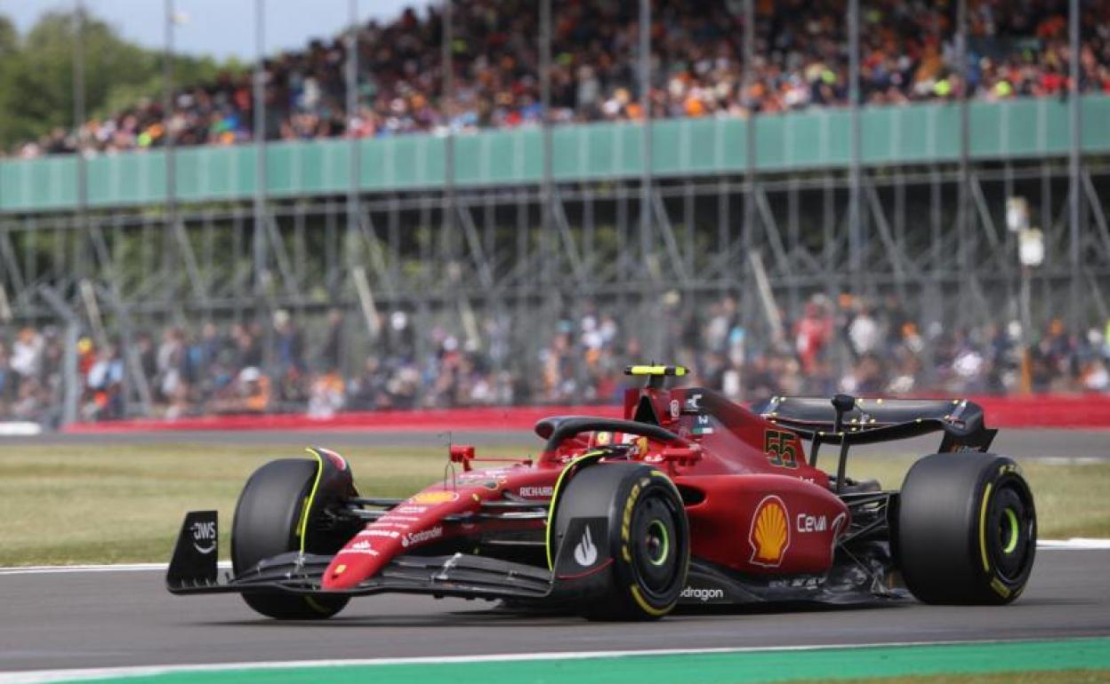 Carlos Sainz pilota su Ferrari en Silverstone. 