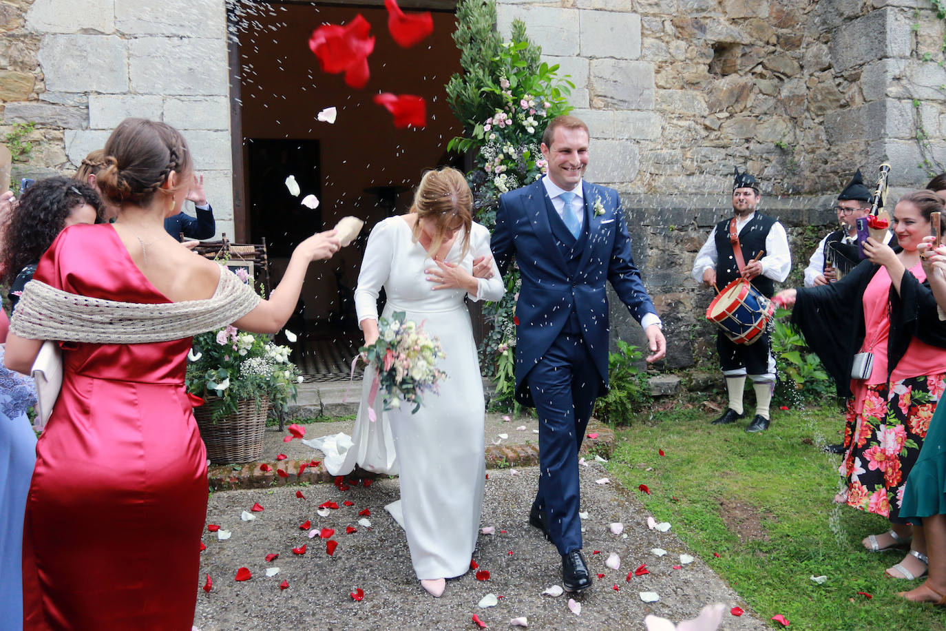 El portavoz y secretario general de Foro en Asturias y la valenciana Silvia Rodríguez se casaron este sábado en el Palacio Conde de Toreno, en Malleza
