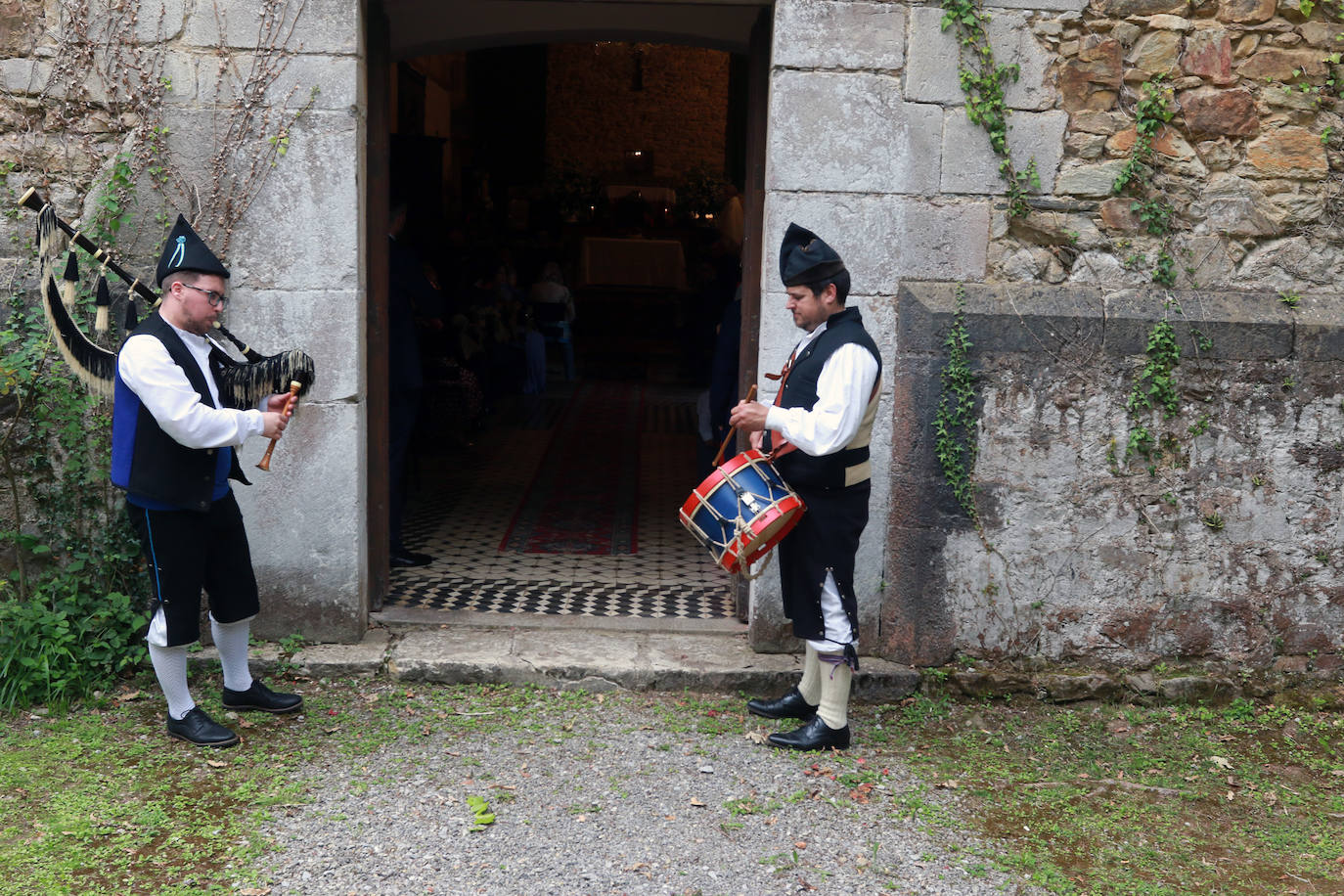 El portavoz y secretario general de Foro en Asturias y la valenciana Silvia Rodríguez se casaron este sábado en el Palacio Conde de Toreno, en Malleza