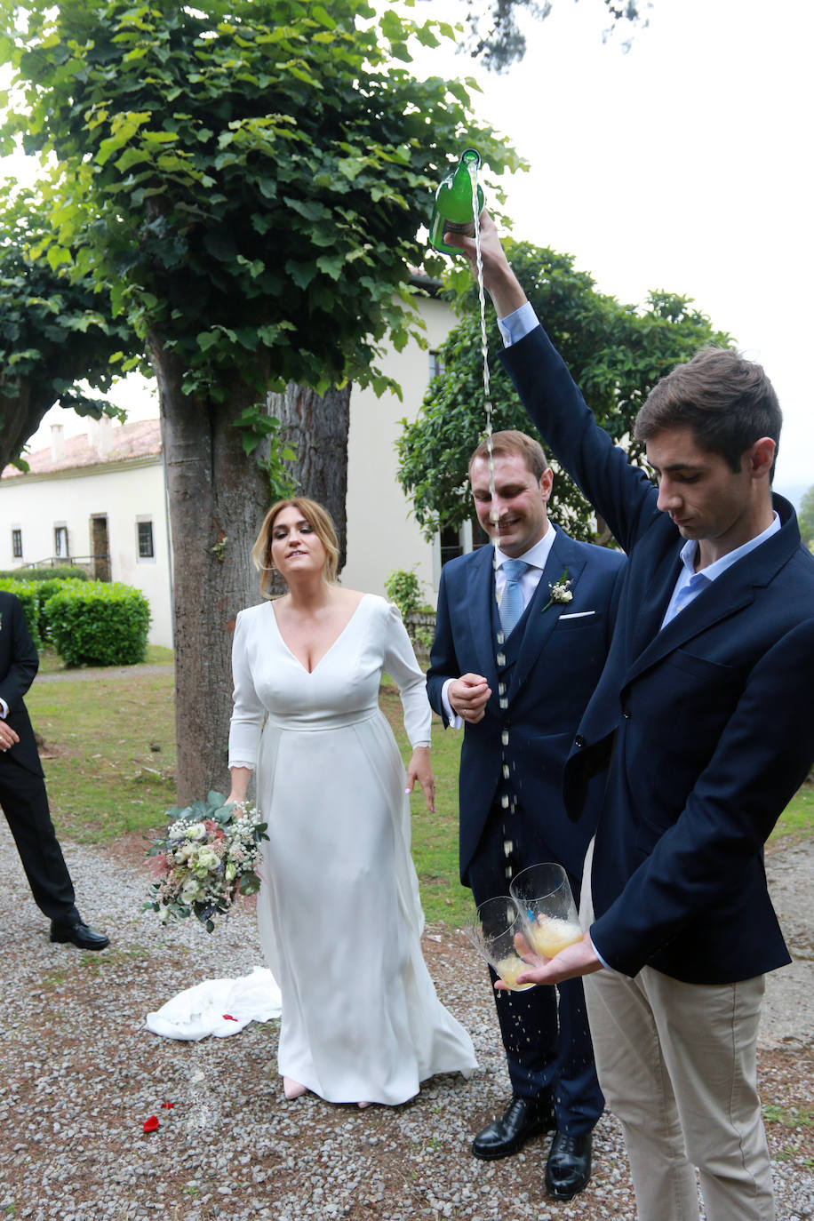 El portavoz y secretario general de Foro en Asturias y la valenciana Silvia Rodríguez se casaron este sábado en el Palacio Conde de Toreno, en Malleza