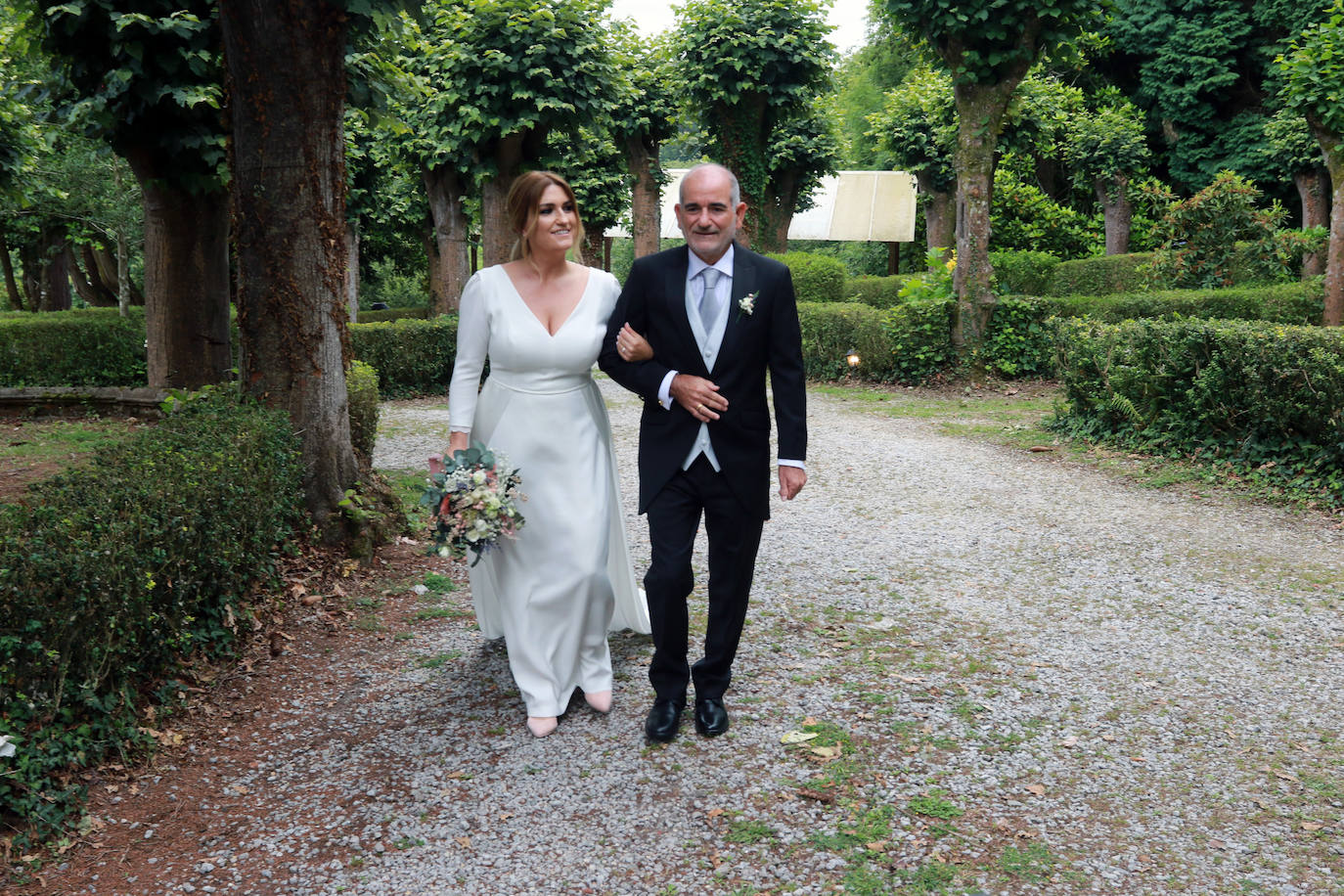 El portavoz y secretario general de Foro en Asturias y la valenciana Silvia Rodríguez se casaron este sábado en el Palacio Conde de Toreno, en Malleza