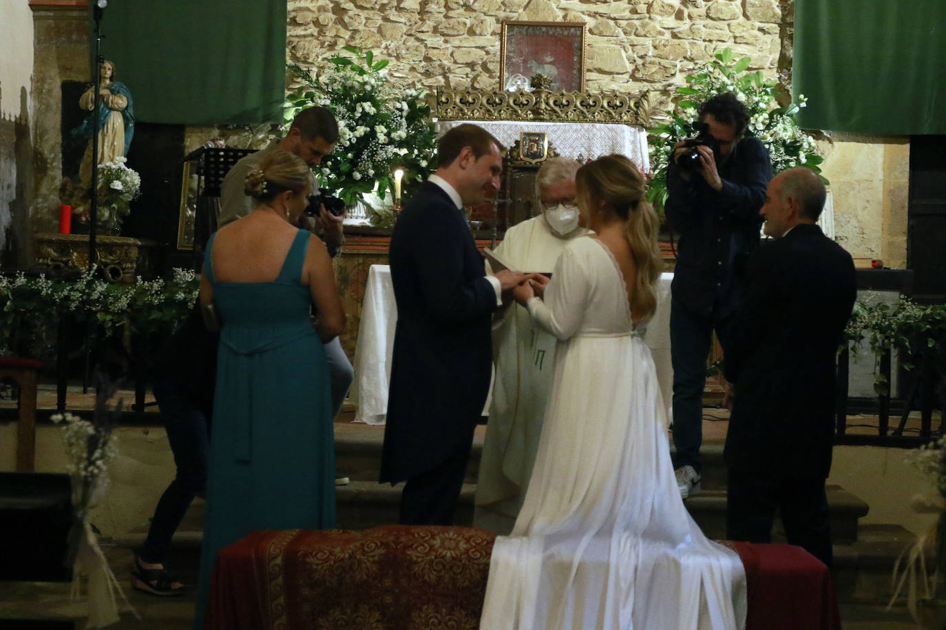 El portavoz y secretario general de Foro en Asturias y la valenciana Silvia Rodríguez se casaron este sábado en el Palacio Conde de Toreno, en Malleza