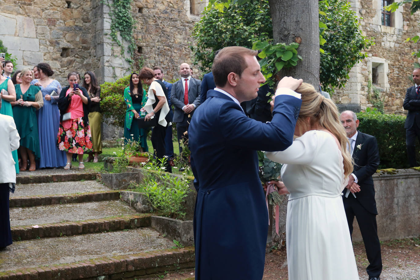 El portavoz y secretario general de Foro en Asturias y la valenciana Silvia Rodríguez se casaron este sábado en el Palacio Conde de Toreno, en Malleza