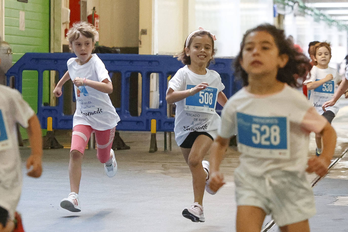 Con las pruebas infantiles, a partir de las 11.30 horas de este sábado dio comienzo la carrera benéfica Xana Puede en la rula y cuyos ganadores de la prueba principal recibirán un bonito del Norte. Los participantes dieron el pistoletazo de salida a las 11.40 horas y los corredores de los cinco kilómetros, a las 12.15. Lo recaudado con las inscripciones se donará a la familia de Xana, que sufre una parálisis cerebral