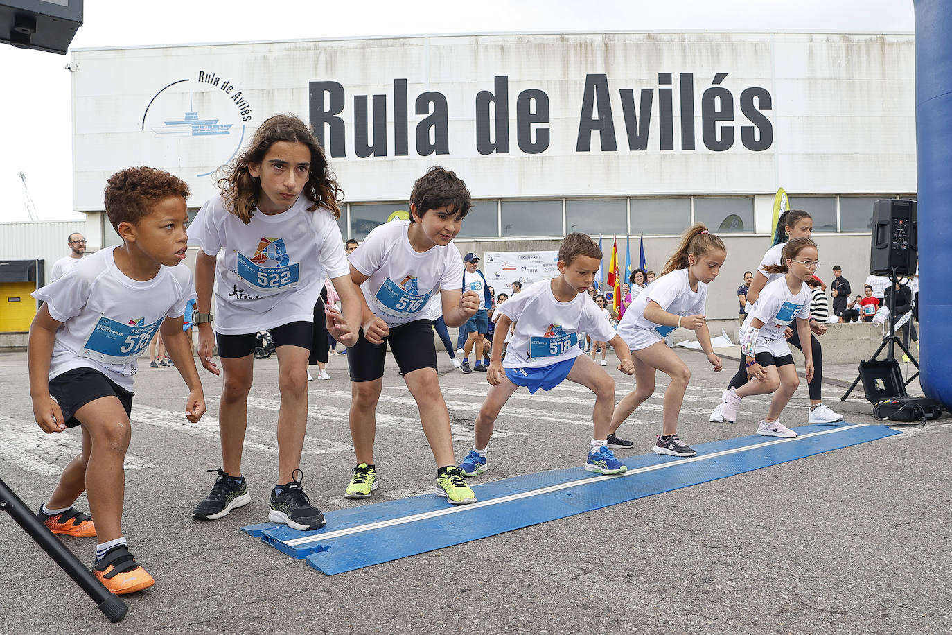 Con las pruebas infantiles, a partir de las 11.30 horas de este sábado dio comienzo la carrera benéfica Xana Puede en la rula y cuyos ganadores de la prueba principal recibirán un bonito del Norte. Los participantes dieron el pistoletazo de salida a las 11.40 horas y los corredores de los cinco kilómetros, a las 12.15. Lo recaudado con las inscripciones se donará a la familia de Xana, que sufre una parálisis cerebral