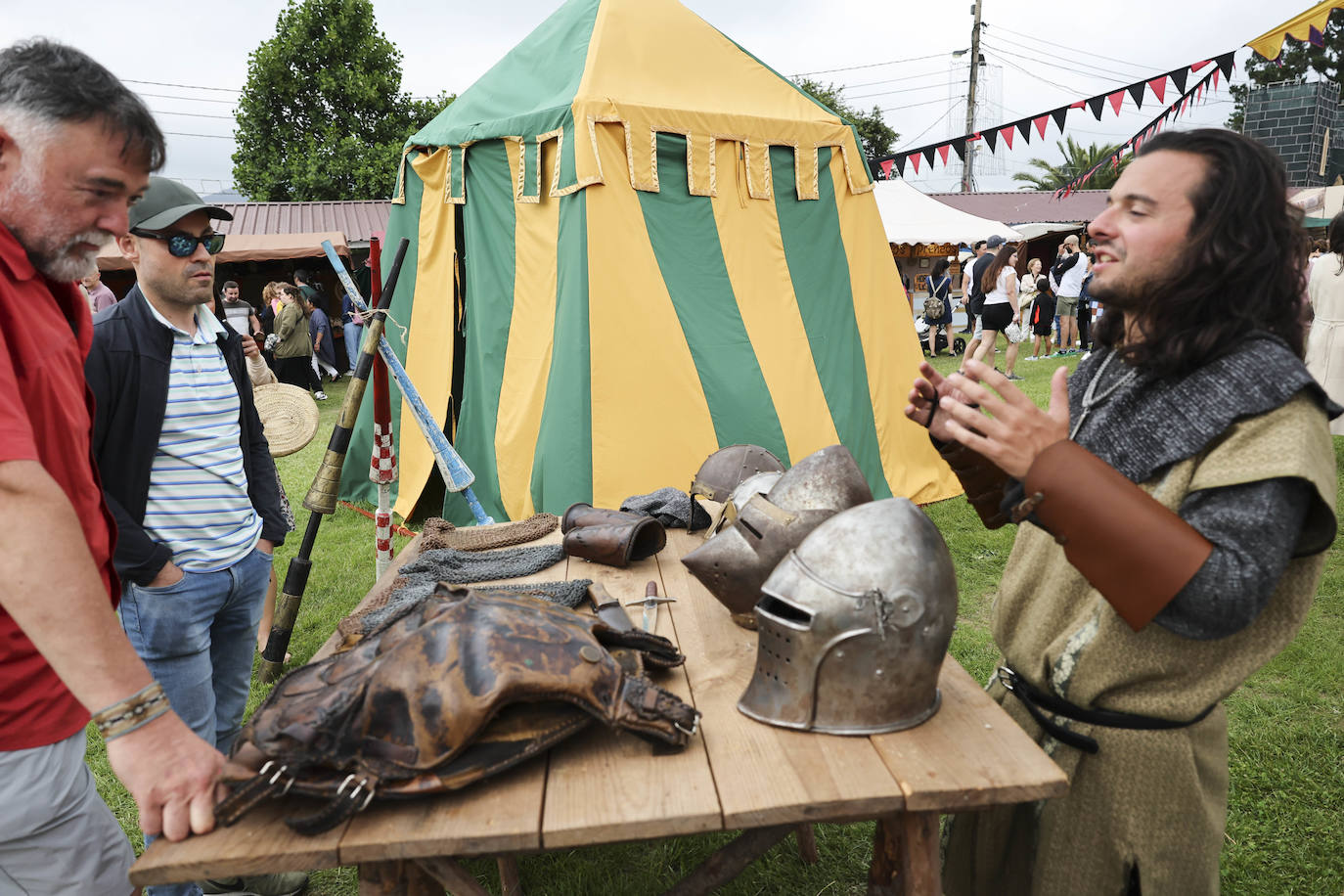 El sábado los exconxuraos de Llanera finalizaron con las actuaciones de Sidonie, la orquesta Capitol y Dj Albert Novo. El 'domingo de perdón', el mercado y el campamento iniciarán su actividad a las 11 horas. A las 12.30 horas tendrá lugar el Desfile de Exconxuraos, y media hora después se celebrará la tradicional misa campestre