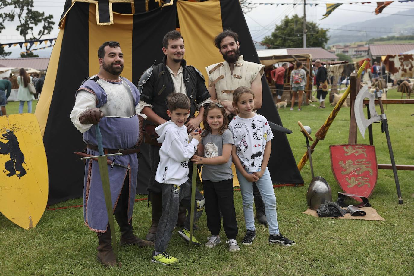 El sábado los exconxuraos de Llanera finalizaron con las actuaciones de Sidonie, la orquesta Capitol y Dj Albert Novo. El 'domingo de perdón', el mercado y el campamento iniciarán su actividad a las 11 horas. A las 12.30 horas tendrá lugar el Desfile de Exconxuraos, y media hora después se celebrará la tradicional misa campestre