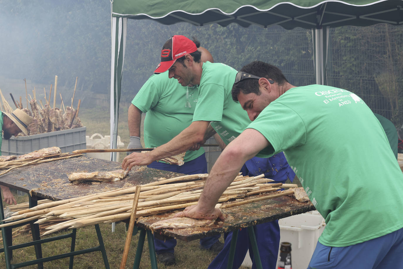 El sábado los exconxuraos de Llanera finalizaron con las actuaciones de Sidonie, la orquesta Capitol y Dj Albert Novo. El 'domingo de perdón', el mercado y el campamento iniciarán su actividad a las 11 horas. A las 12.30 horas tendrá lugar el Desfile de Exconxuraos, y media hora después se celebrará la tradicional misa campestre