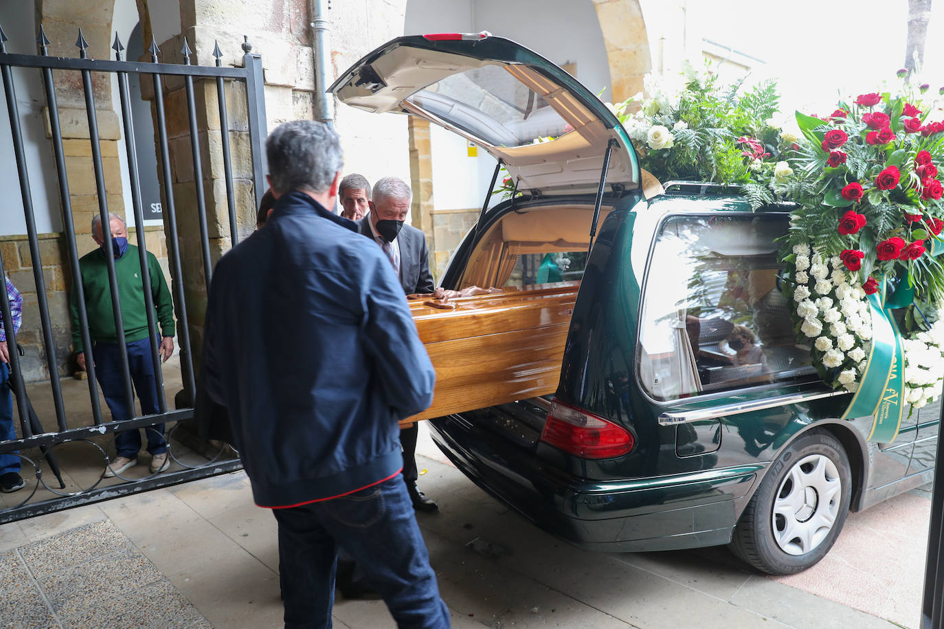 El mundo de la sidra perdió ayer a un gran referente. Manuel Riera García, propietario e impulsor de Sidra Escanciador, falleció a los 100 años. Su trayectoria le llevó a alzarse con numerosos galardones, entre ellos el Tonel de Oro al mejor lagarero que se entrega en la Fiesta de la Sidra Natural de Gijón. Este sábado familiares, amigos y allegados se despidieron de él en su funeral, celebrado en Villaviciosa