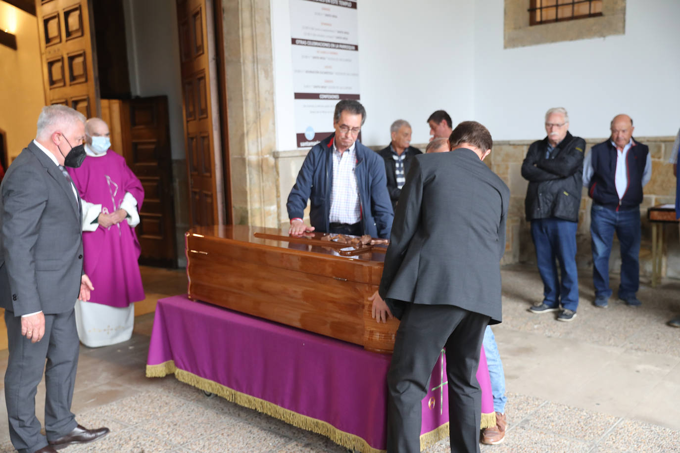 El mundo de la sidra perdió ayer a un gran referente. Manuel Riera García, propietario e impulsor de Sidra Escanciador, falleció a los 100 años. Su trayectoria le llevó a alzarse con numerosos galardones, entre ellos el Tonel de Oro al mejor lagarero que se entrega en la Fiesta de la Sidra Natural de Gijón. Este sábado familiares, amigos y allegados se despidieron de él en su funeral, celebrado en Villaviciosa