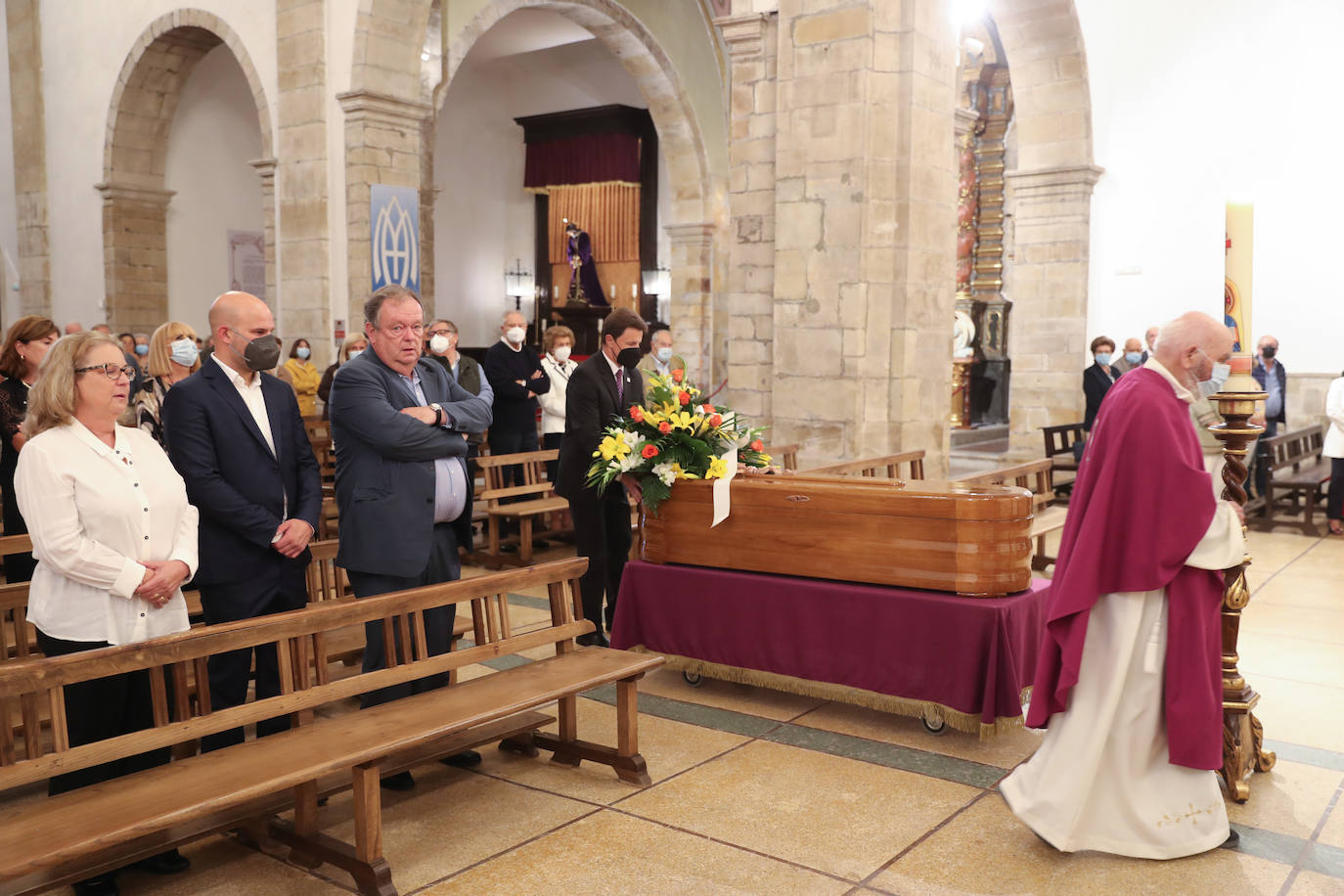 El mundo de la sidra perdió ayer a un gran referente. Manuel Riera García, propietario e impulsor de Sidra Escanciador, falleció a los 100 años. Su trayectoria le llevó a alzarse con numerosos galardones, entre ellos el Tonel de Oro al mejor lagarero que se entrega en la Fiesta de la Sidra Natural de Gijón. Este sábado familiares, amigos y allegados se despidieron de él en su funeral, celebrado en Villaviciosa