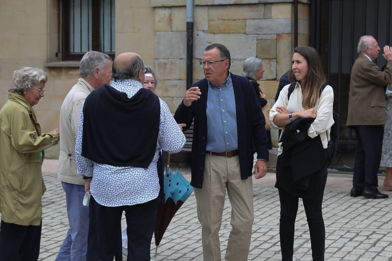 El mundo de la sidra perdió ayer a un gran referente. Manuel Riera García, propietario e impulsor de Sidra Escanciador, falleció a los 100 años. Su trayectoria le llevó a alzarse con numerosos galardones, entre ellos el Tonel de Oro al mejor lagarero que se entrega en la Fiesta de la Sidra Natural de Gijón. Este sábado familiares, amigos y allegados se despidieron de él en su funeral, celebrado en Villaviciosa