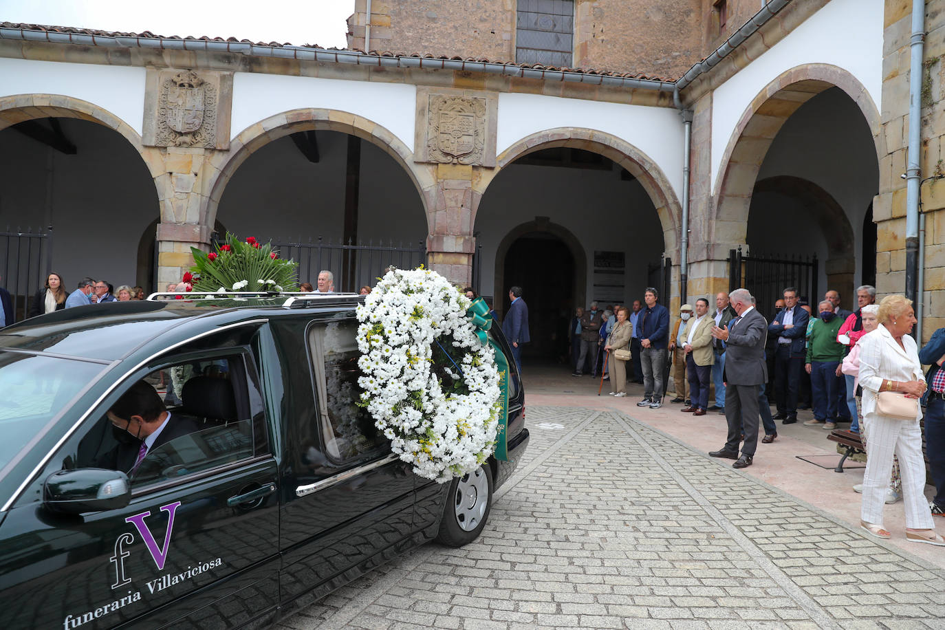 El mundo de la sidra perdió ayer a un gran referente. Manuel Riera García, propietario e impulsor de Sidra Escanciador, falleció a los 100 años. Su trayectoria le llevó a alzarse con numerosos galardones, entre ellos el Tonel de Oro al mejor lagarero que se entrega en la Fiesta de la Sidra Natural de Gijón. Este sábado familiares, amigos y allegados se despidieron de él en su funeral, celebrado en Villaviciosa