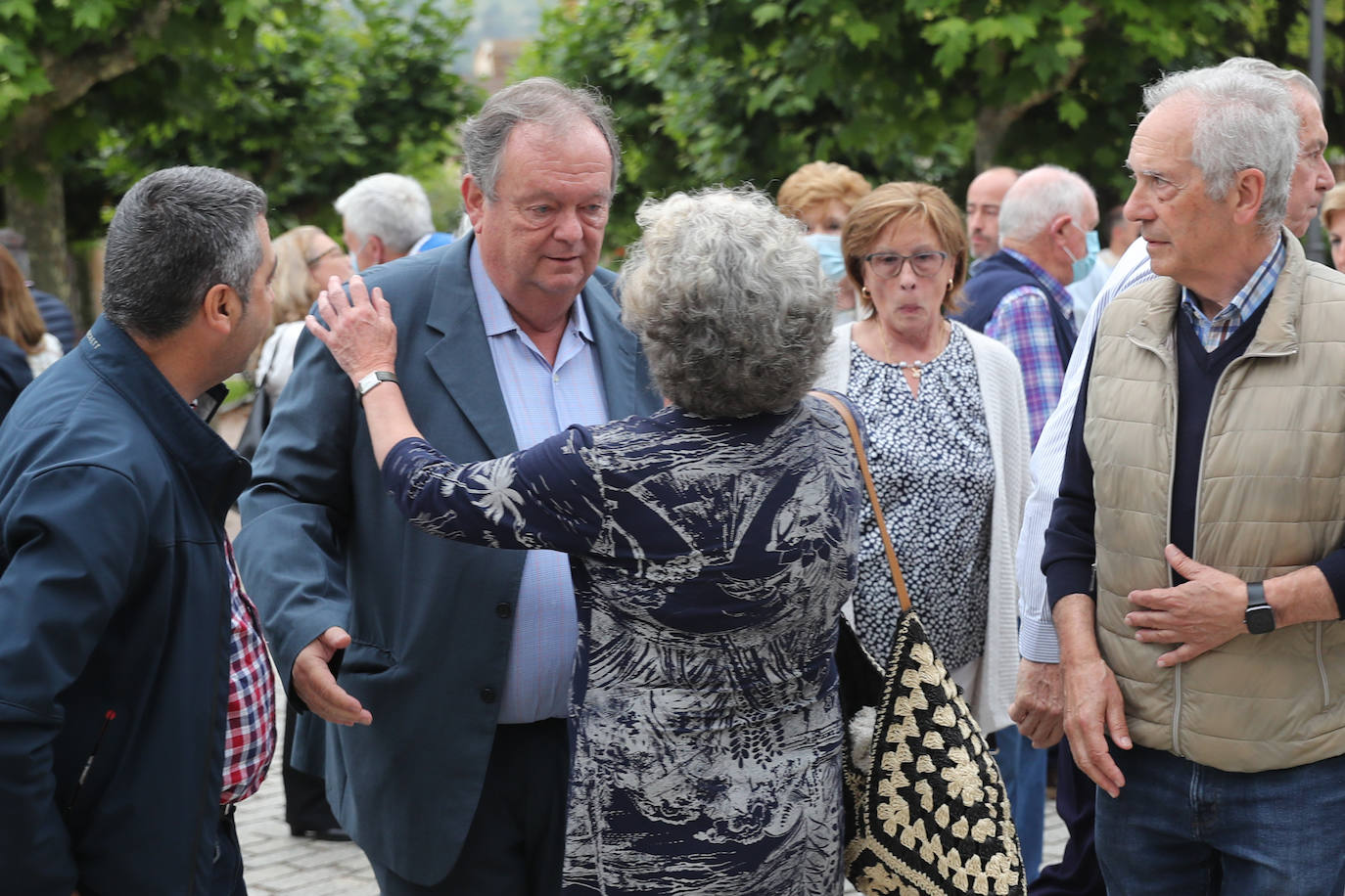 El mundo de la sidra perdió ayer a un gran referente. Manuel Riera García, propietario e impulsor de Sidra Escanciador, falleció a los 100 años. Su trayectoria le llevó a alzarse con numerosos galardones, entre ellos el Tonel de Oro al mejor lagarero que se entrega en la Fiesta de la Sidra Natural de Gijón. Este sábado familiares, amigos y allegados se despidieron de él en su funeral, celebrado en Villaviciosa