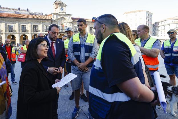 Los trabajadores expusieron su situación a la ministra Carolina Darias en su visita a la ciudad. 