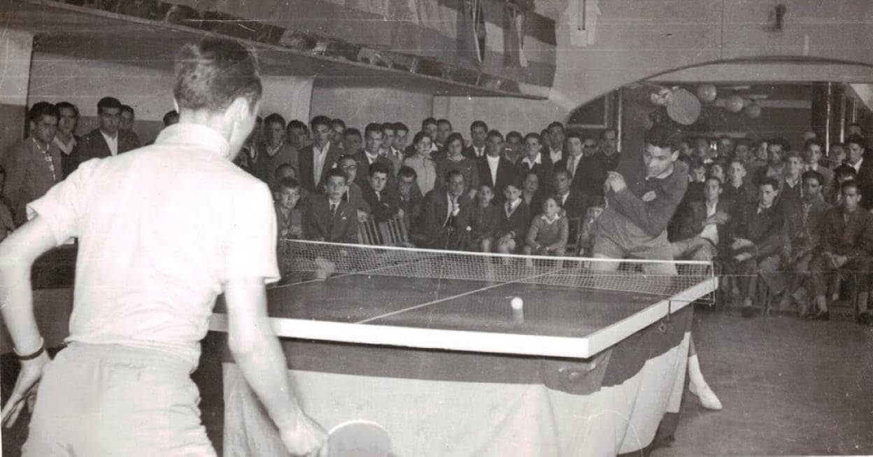 El ex alcalde Manuel Ponga, al fondo, devuelve una pelota con maestría. Su trayectoria deportiva en el tenis de mesa se desarrolló en su Gijón natal. 