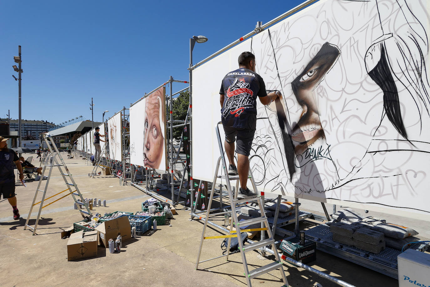 Los artistas de la Liga Nacional de Graffiti comienzan sus trabajos frente a una zona de skate, rocódromo y 'parkour'.