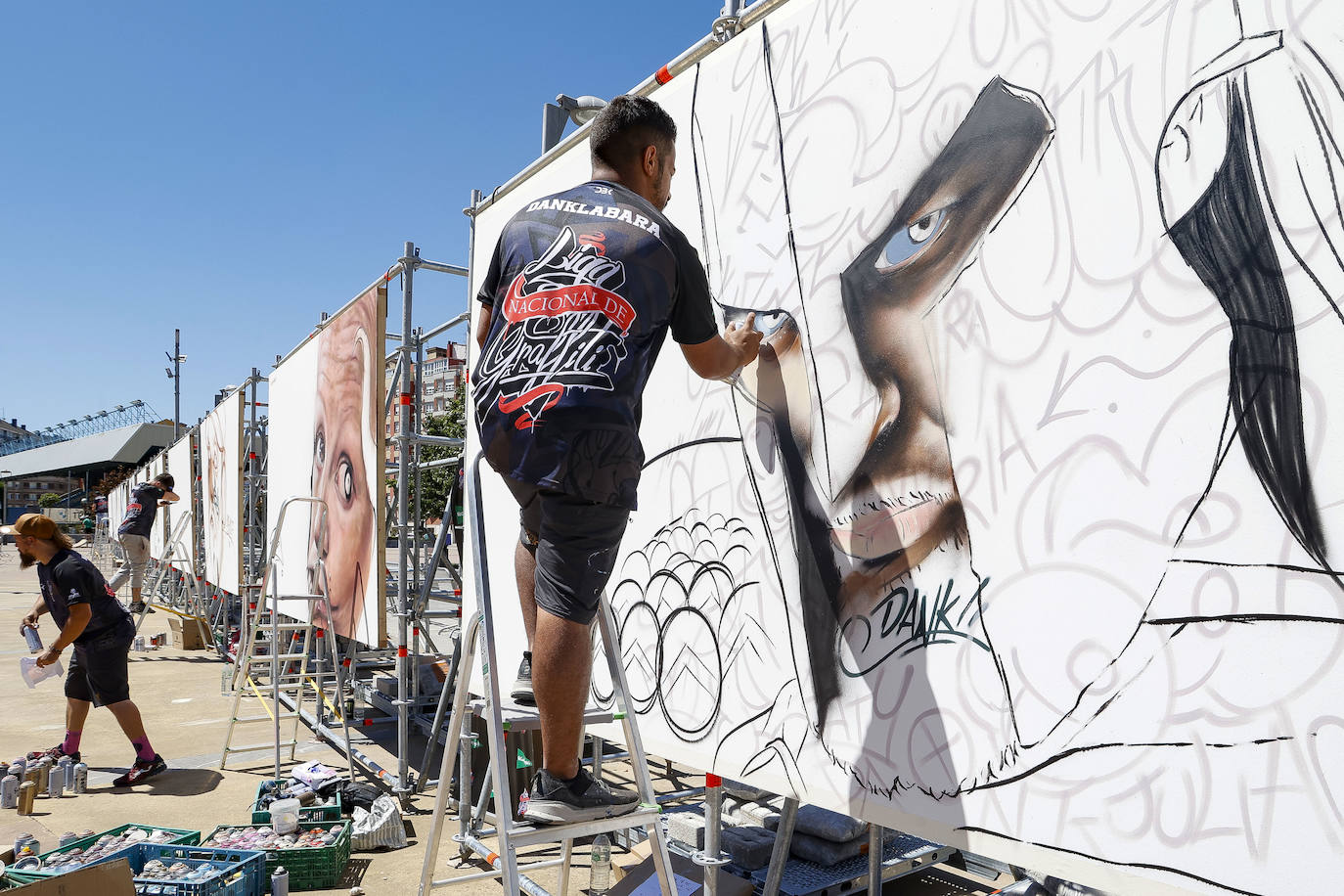 Los artistas de la Liga Nacional de Graffiti comienzan sus trabajos frente a una zona de skate, rocódromo y 'parkour'.