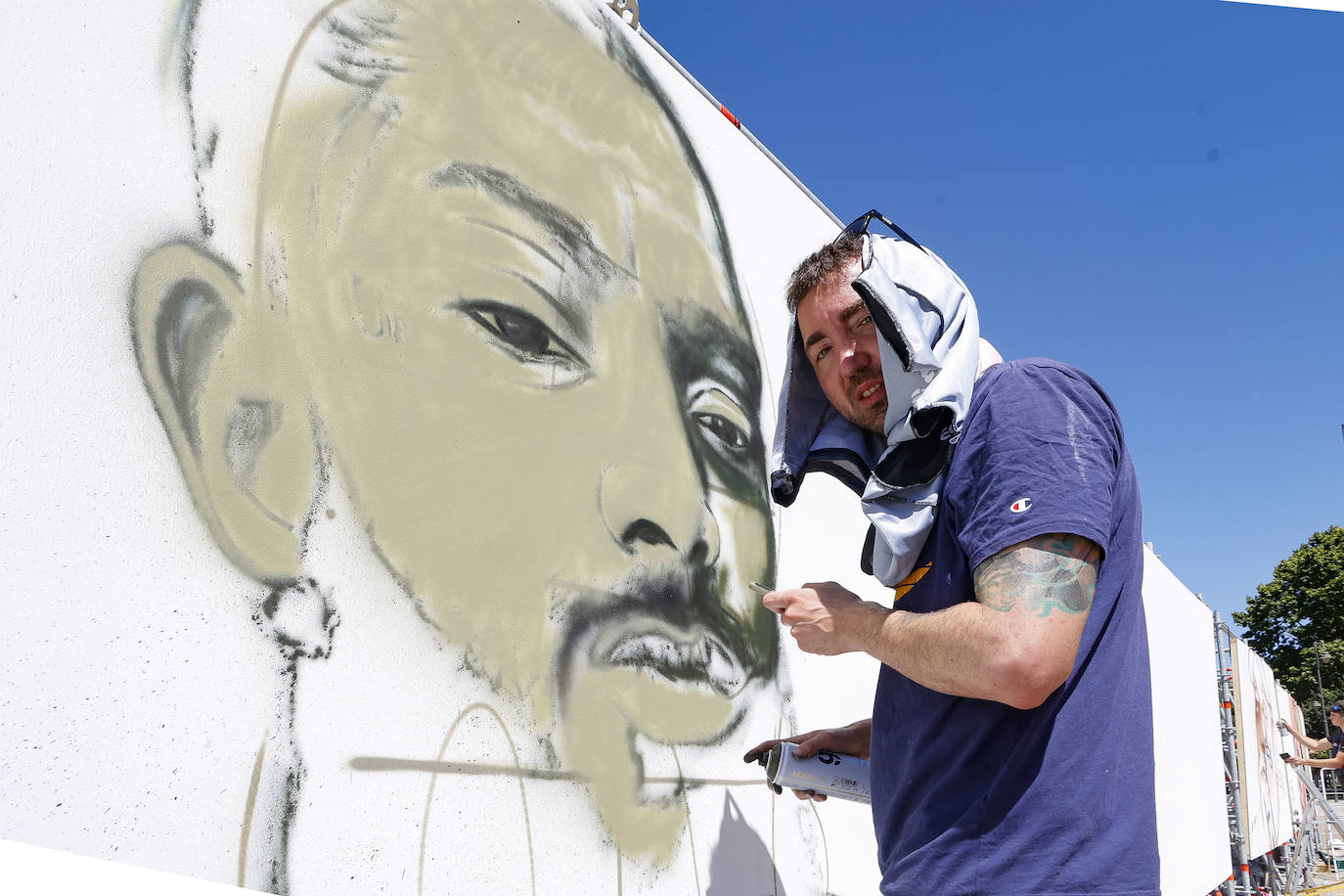 Los artistas de la Liga Nacional de Graffiti comienzan sus trabajos frente a una zona de skate, rocódromo y 'parkour'.