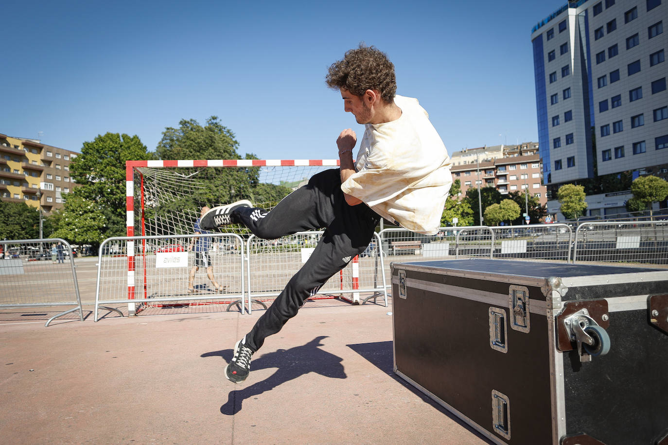 Los artistas de la Liga Nacional de Graffiti comienzan sus trabajos frente a una zona de skate, rocódromo y 'parkour'.