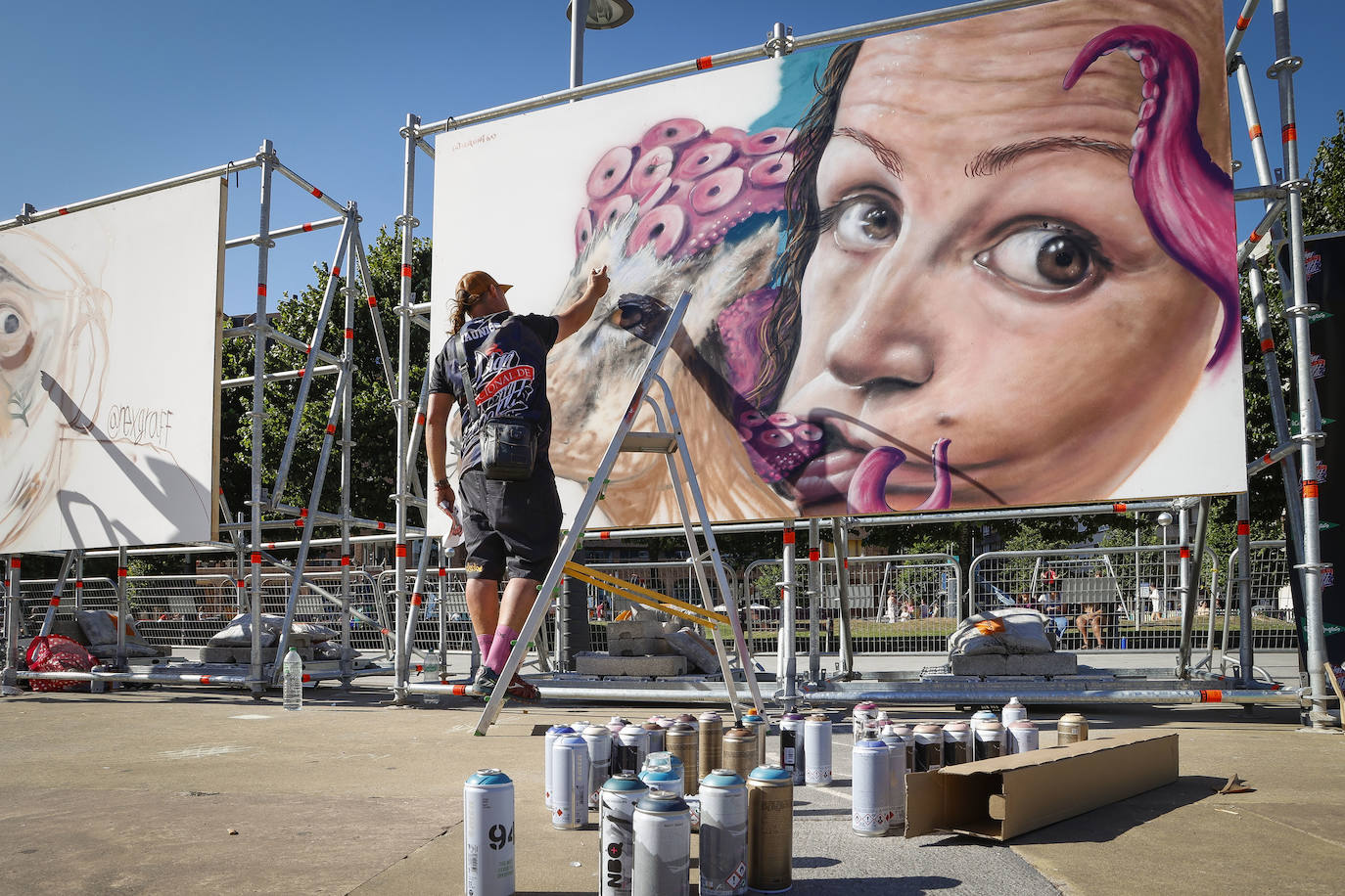 Los artistas de la Liga Nacional de Graffiti comienzan sus trabajos frente a una zona de skate, rocódromo y 'parkour'.