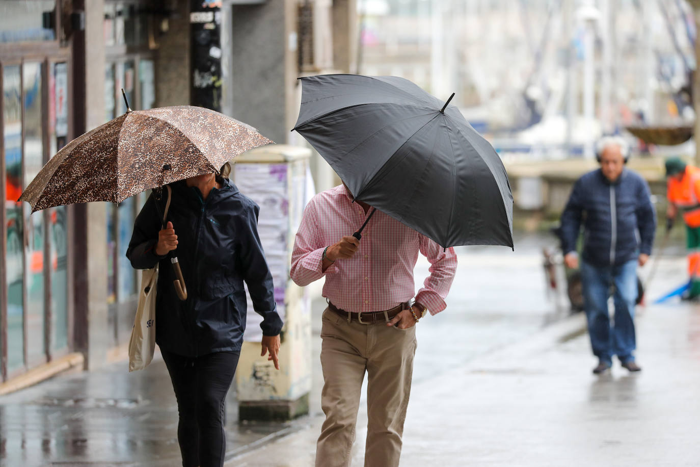 Una fuerte tormenta sorprendió a los asturianos a primera hora de la tarde. Las tres ciudades principales, Gijón, Oviedo y Avilés dejan unas espectaculares imágenes de las tormentas anegando las calles