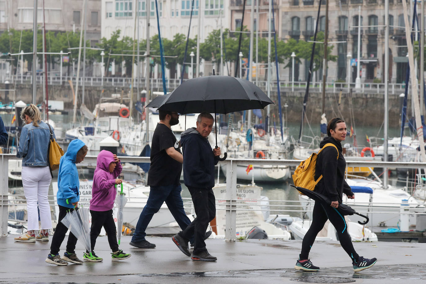 Una fuerte tormenta sorprendió a los asturianos a primera hora de la tarde. Las tres ciudades principales, Gijón, Oviedo y Avilés dejan unas espectaculares imágenes de las tormentas anegando las calles