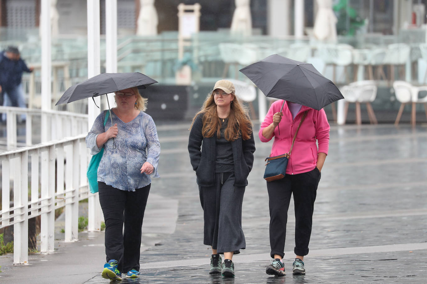 Una fuerte tormenta sorprendió a los asturianos a primera hora de la tarde. Las tres ciudades principales, Gijón, Oviedo y Avilés dejan unas espectaculares imágenes de las tormentas anegando las calles
