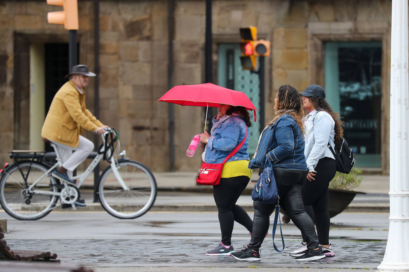 Una fuerte tormenta sorprendió a los asturianos a primera hora de la tarde. Las tres ciudades principales, Gijón, Oviedo y Avilés dejan unas espectaculares imágenes de las tormentas anegando las calles