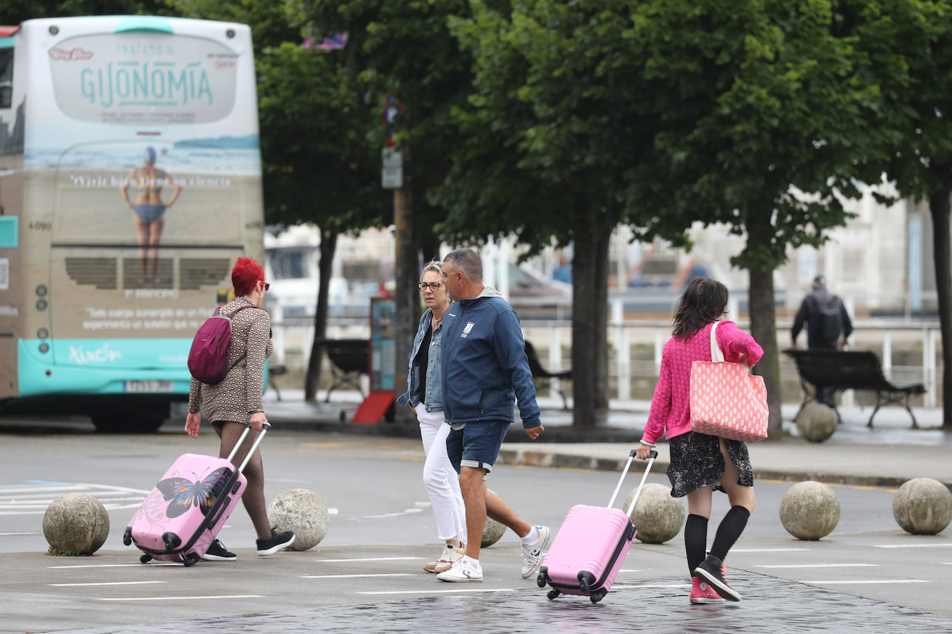 Una fuerte tormenta sorprendió a los asturianos a primera hora de la tarde. Las tres ciudades principales, Gijón, Oviedo y Avilés dejan unas espectaculares imágenes de las tormentas anegando las calles