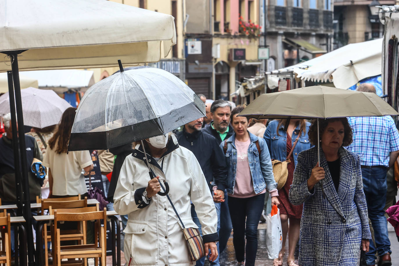 Una fuerte tormenta sorprendió a los asturianos a primera hora de la tarde. Las tres ciudades principales, Gijón, Oviedo y Avilés dejan unas espectaculares imágenes de las tormentas anegando las calles