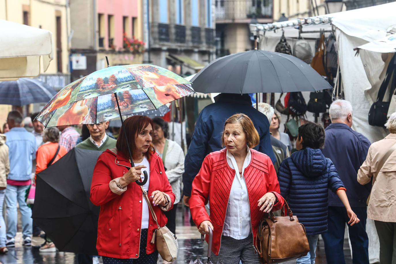 Una fuerte tormenta sorprendió a los asturianos a primera hora de la tarde. Las tres ciudades principales, Gijón, Oviedo y Avilés dejan unas espectaculares imágenes de las tormentas anegando las calles