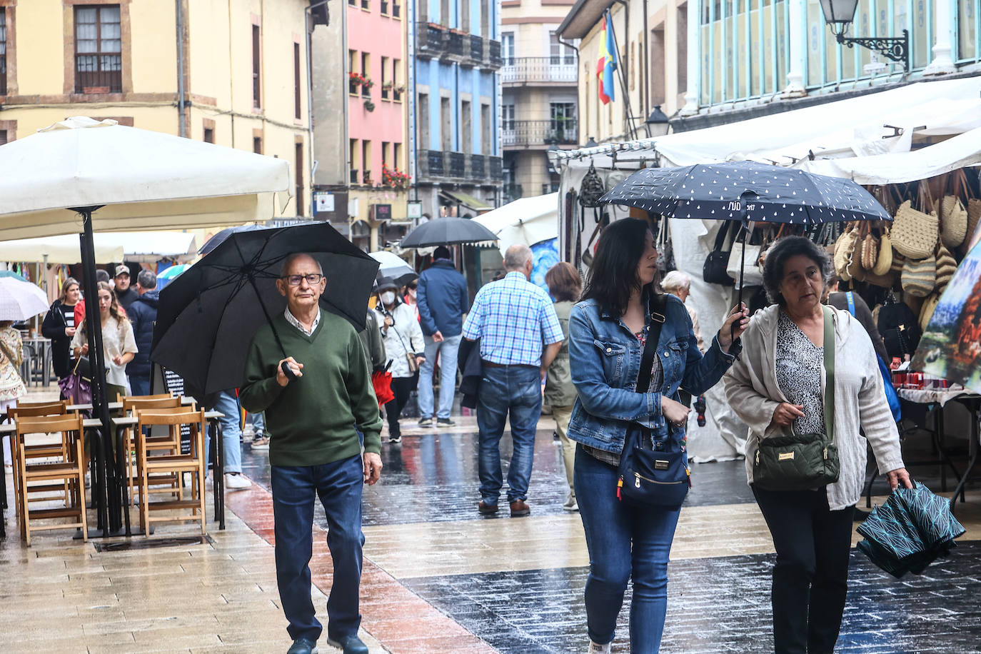 Una fuerte tormenta sorprendió a los asturianos a primera hora de la tarde. Las tres ciudades principales, Gijón, Oviedo y Avilés dejan unas espectaculares imágenes de las tormentas anegando las calles