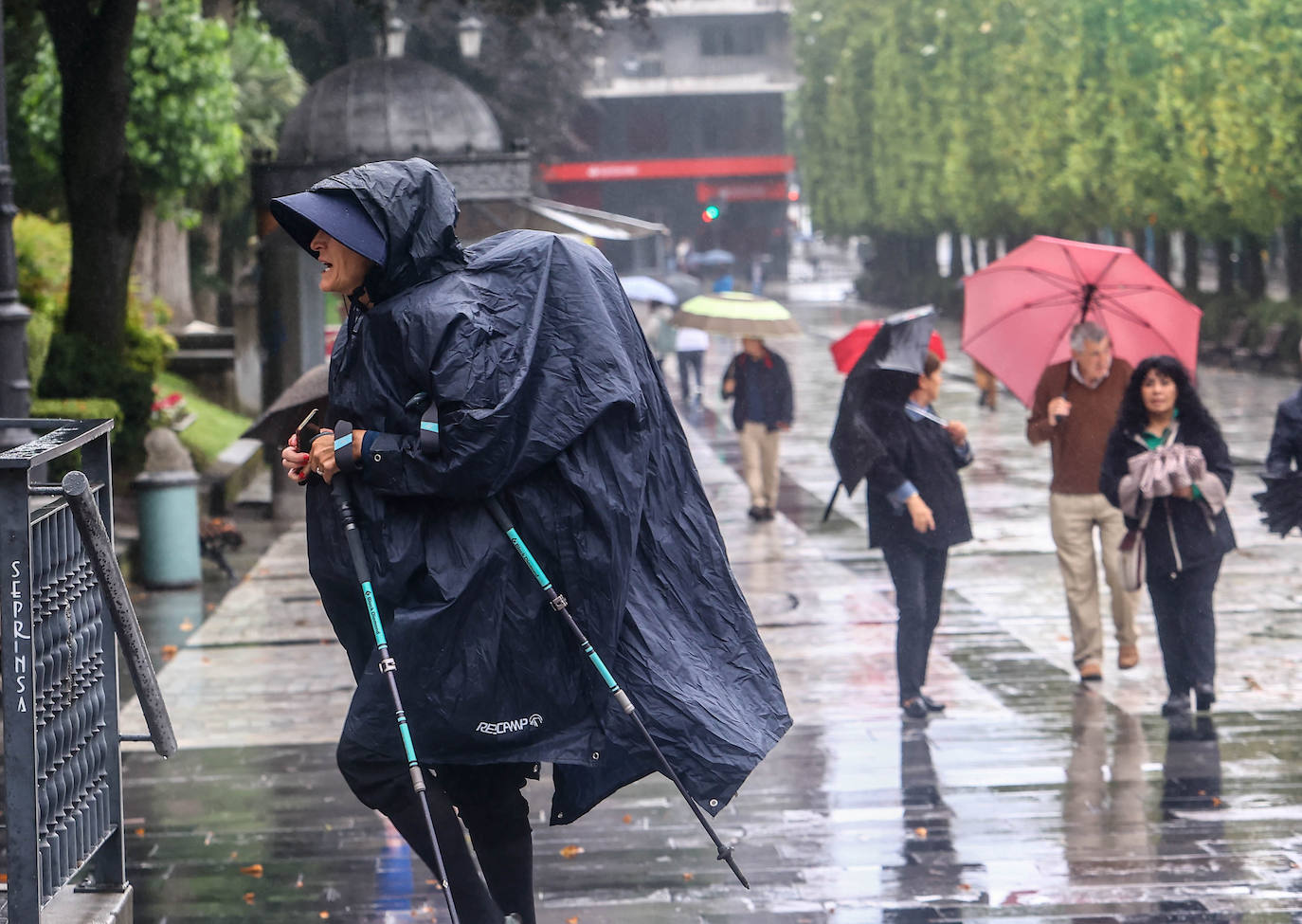 Una fuerte tormenta sorprendió a los asturianos a primera hora de la tarde. Las tres ciudades principales, Gijón, Oviedo y Avilés dejan unas espectaculares imágenes de las tormentas anegando las calles