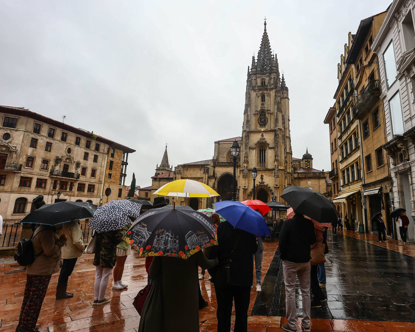 Una fuerte tormenta sorprendió a los asturianos a primera hora de la tarde. Las tres ciudades principales, Gijón, Oviedo y Avilés dejan unas espectaculares imágenes de las tormentas anegando las calles