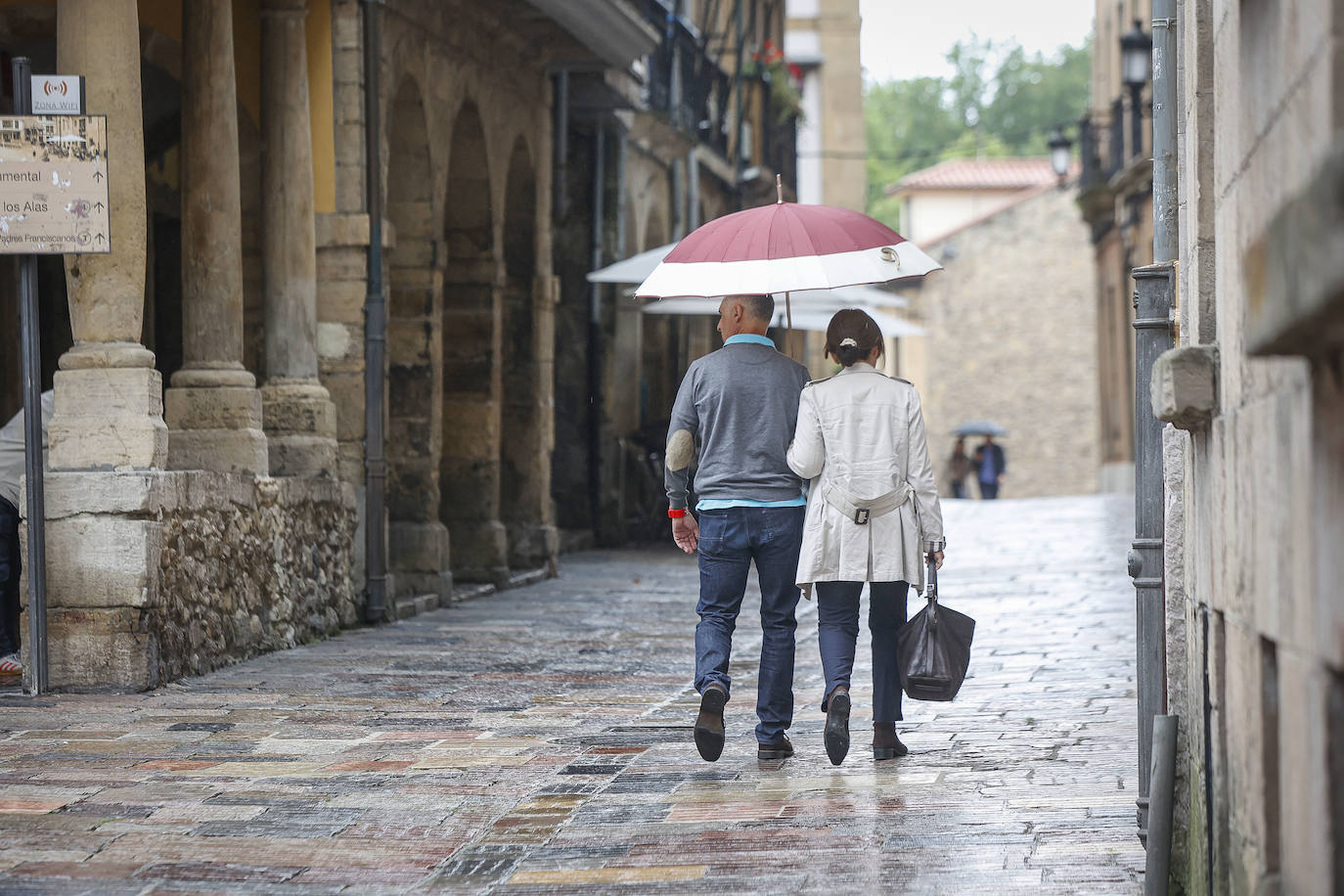 Una fuerte tormenta sorprendió a los asturianos a primera hora de la tarde. Las tres ciudades principales, Gijón, Oviedo y Avilés dejan unas espectaculares imágenes de las tormentas anegando las calles
