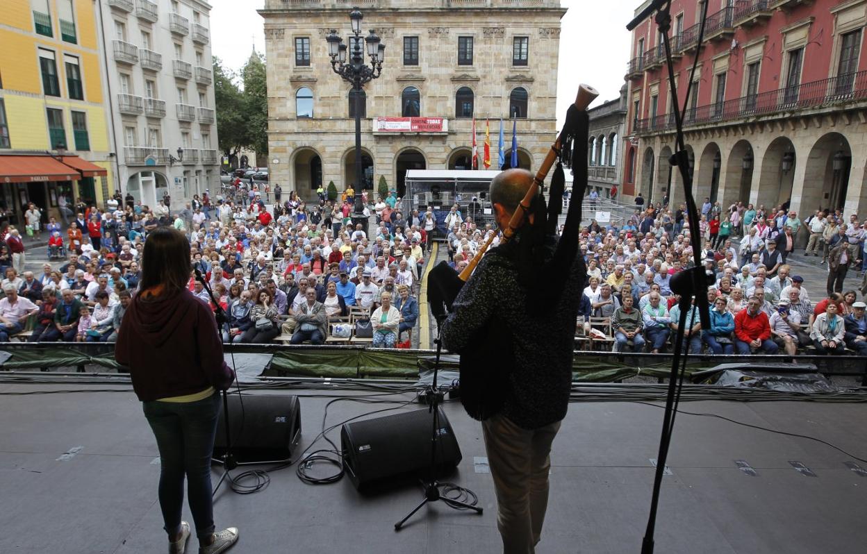 Concurso de la Canción Asturiana, en la plaza Mayor.