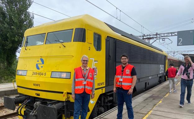 Félix Méndez y Asier Gurrutxaga, miembros de la Asociación de Amigos del Ferrocarril de Madrid, junto a la locomotora. En el vídeo, una muestra del tren en funcionamiento.