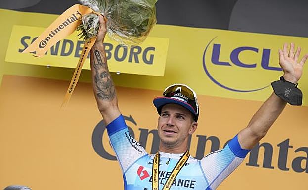 Dylan Groenewegen, en el podio. 