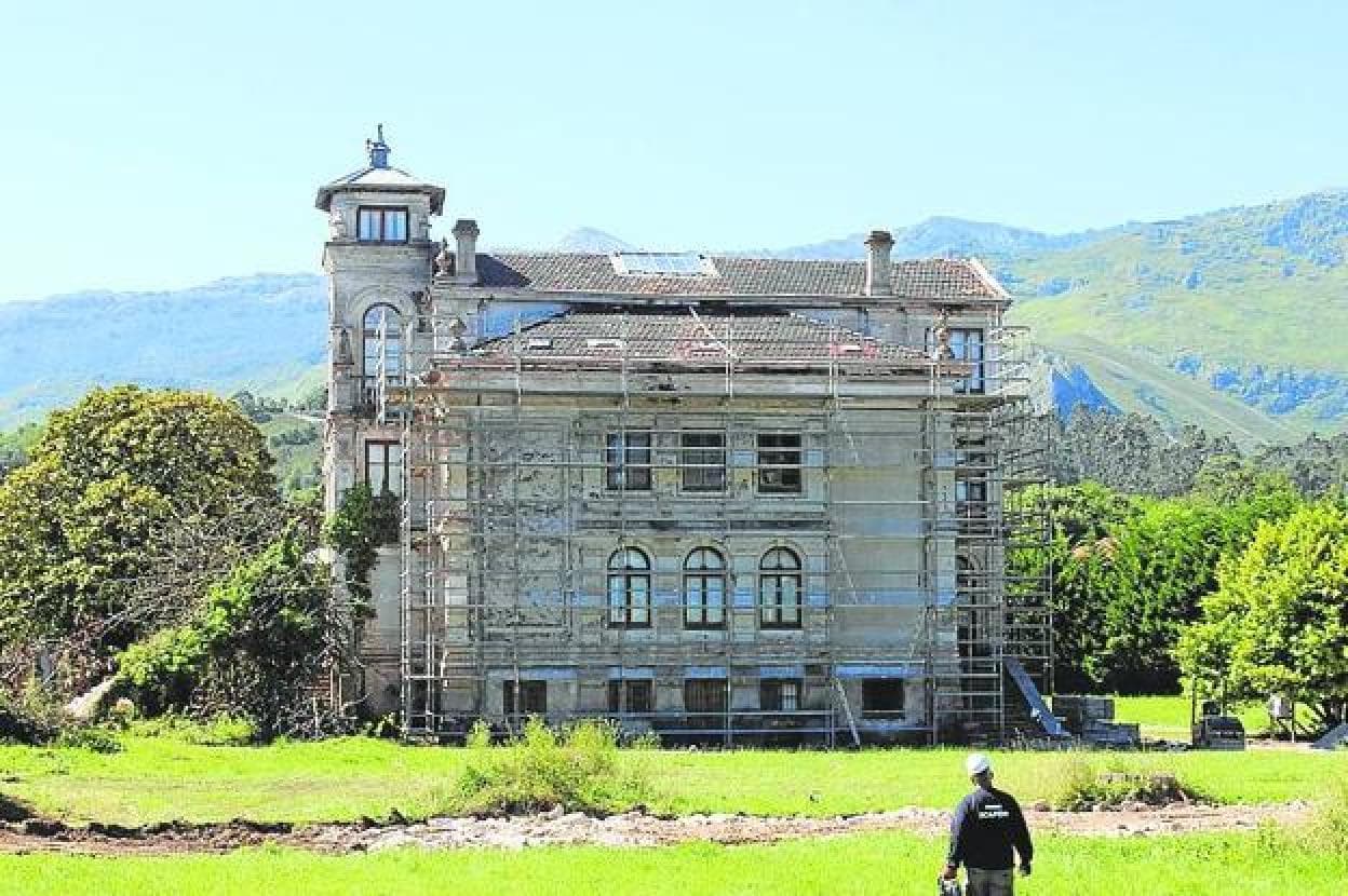 La fachada norte, ya cubierta por andamios, para comenzar las obras. 