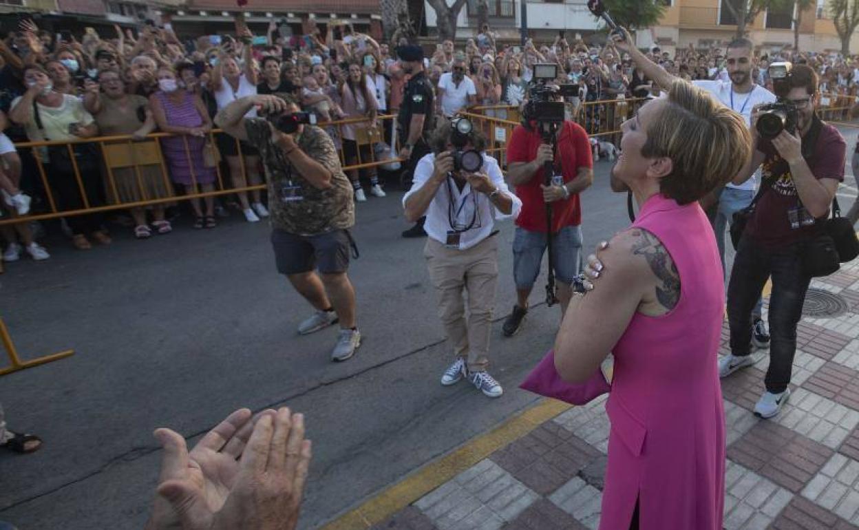 La hija de la cantante Rocio Jurado, Rocio Carrasco, saluda a los vecinos que han asistido a la inauguración del Centro de Interpretación Rocio Jurado .