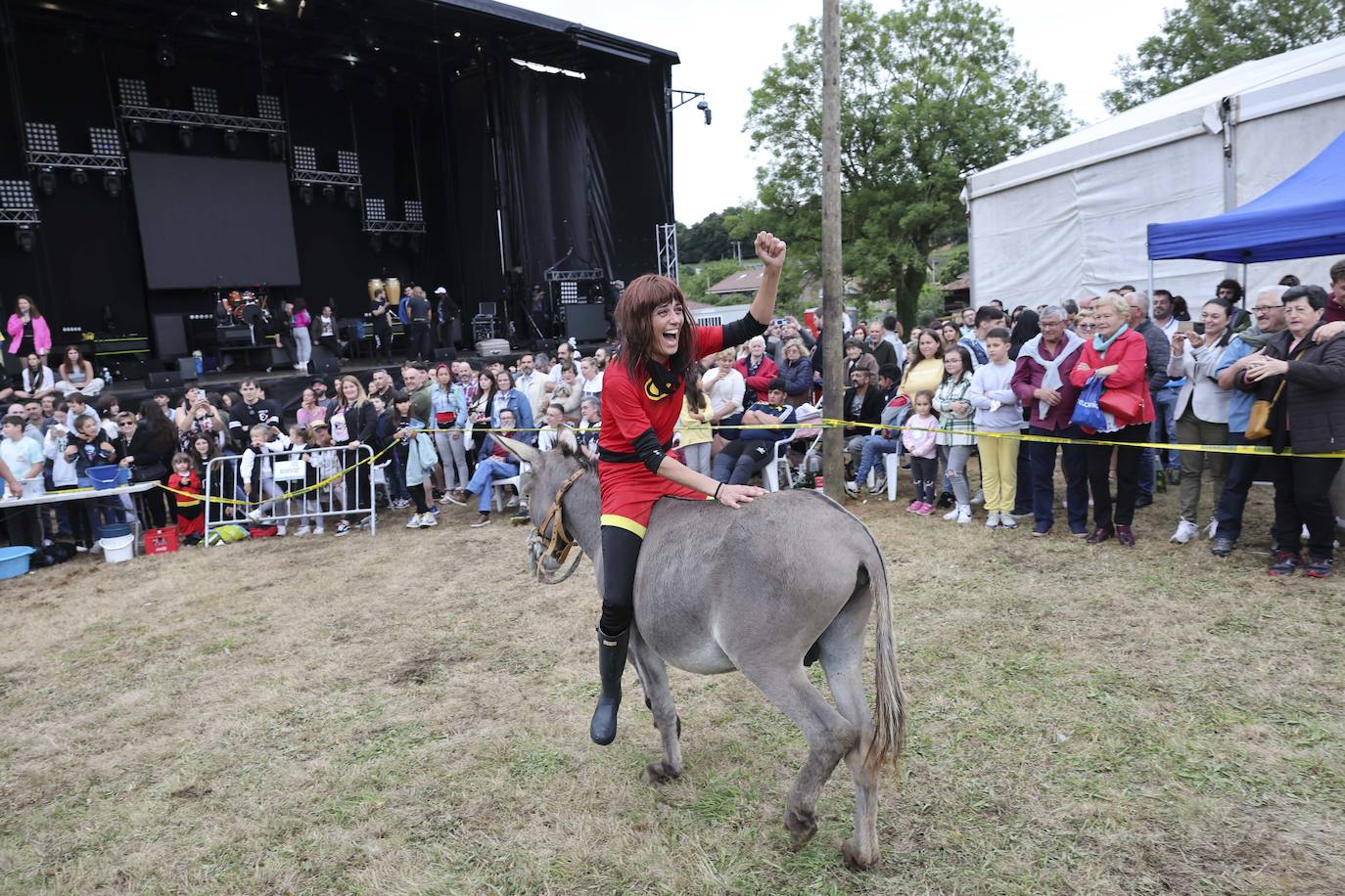 Con motivo de las fiestas de San Cristóbal Collao recuperó este lunes a partir de las ocho de la tarde su tradicional carrera de burros (con y sin disfraces). Se trata de una cita que ya suscitó cierta polémica en el pasado debido a las quejas de los colectivos animalistas, aunque la organización demostró tener todos los papeles en regla y la diversión ha continuado hasta la pandemia sin impedimento