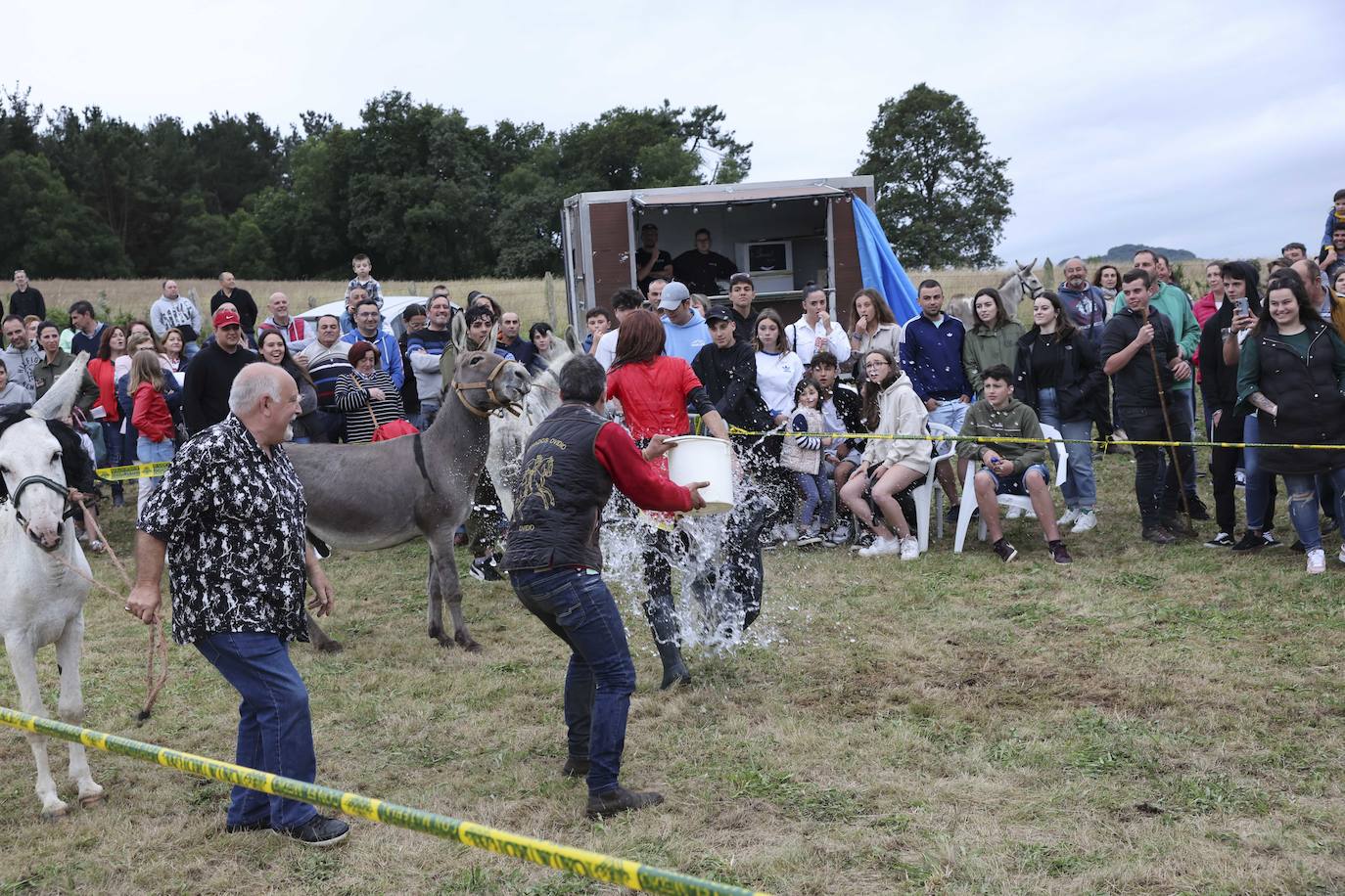 Con motivo de las fiestas de San Cristóbal Collao recuperó este lunes a partir de las ocho de la tarde su tradicional carrera de burros (con y sin disfraces). Se trata de una cita que ya suscitó cierta polémica en el pasado debido a las quejas de los colectivos animalistas, aunque la organización demostró tener todos los papeles en regla y la diversión ha continuado hasta la pandemia sin impedimento