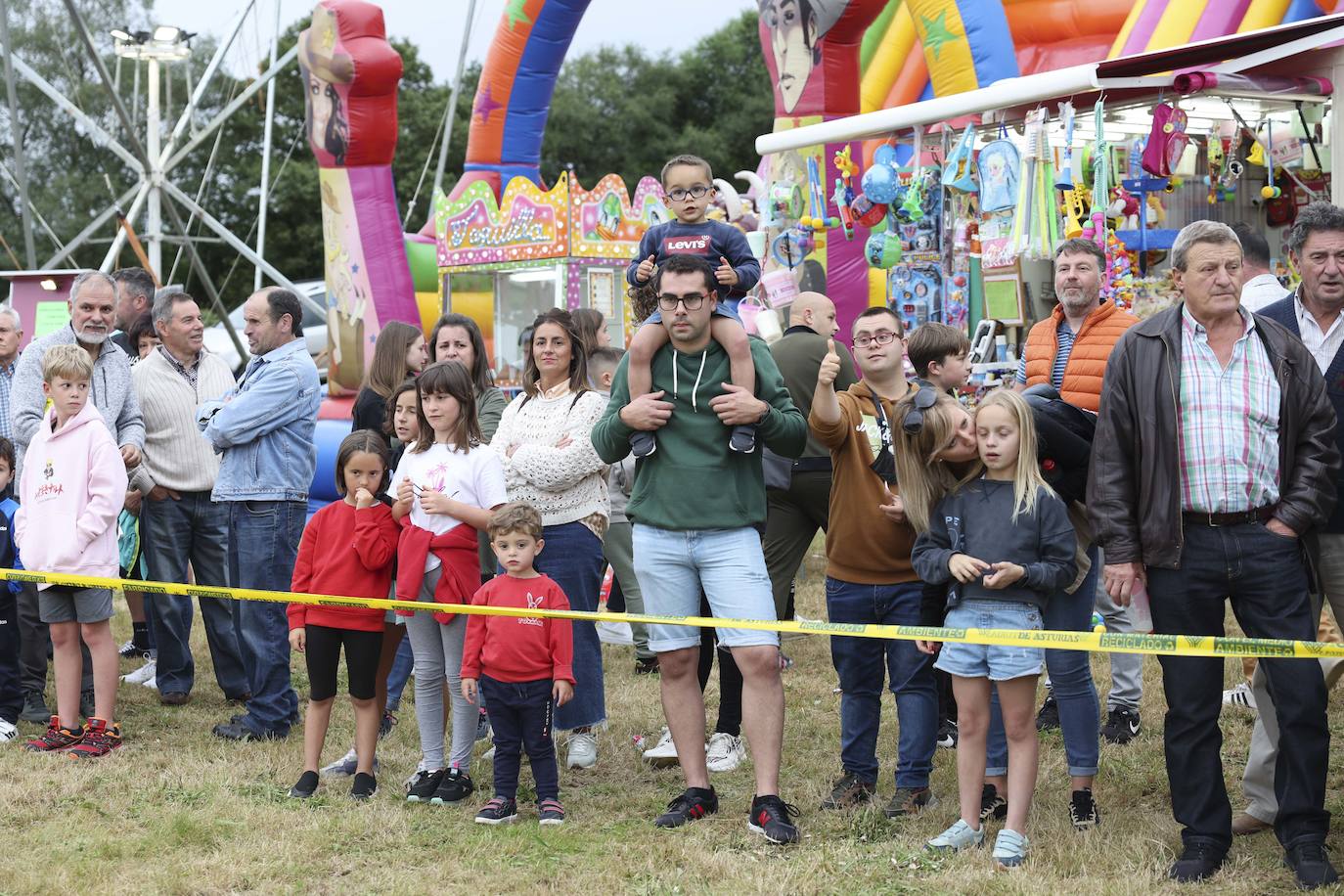 Con motivo de las fiestas de San Cristóbal Collao recuperó este lunes a partir de las ocho de la tarde su tradicional carrera de burros (con y sin disfraces). Se trata de una cita que ya suscitó cierta polémica en el pasado debido a las quejas de los colectivos animalistas, aunque la organización demostró tener todos los papeles en regla y la diversión ha continuado hasta la pandemia sin impedimento