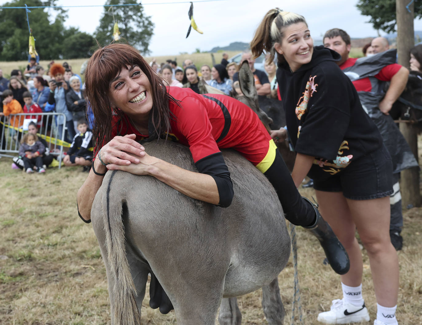 Con motivo de las fiestas de San Cristóbal Collao recuperó este lunes a partir de las ocho de la tarde su tradicional carrera de burros (con y sin disfraces). Se trata de una cita que ya suscitó cierta polémica en el pasado debido a las quejas de los colectivos animalistas, aunque la organización demostró tener todos los papeles en regla y la diversión ha continuado hasta la pandemia sin impedimento